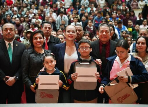 Carmen Lilia impulsa la educación con la entrega de 840 tabletas