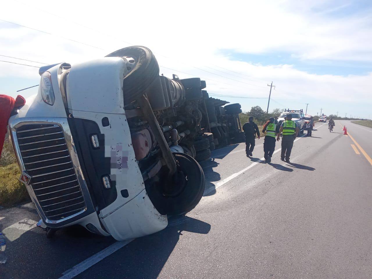 Volcadura de tráiler provoca cierre parcial en la Victoria–Matamoros