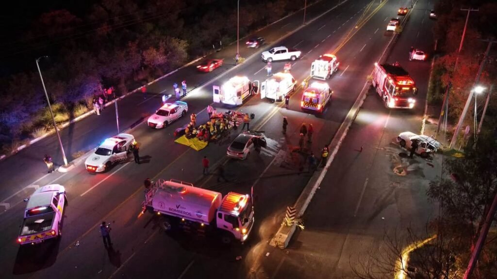 Muere mujer y cinco personas quedan heridas tras choque en la Victoria-Monterrey