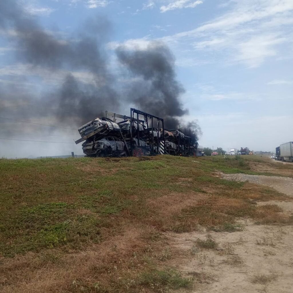 Incendio consume vehículos nuevos transportados en nodriza en Tamaulipas