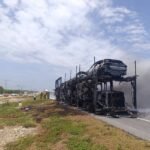 Incendio consume vehículos nuevos transportados en nodriza en Tamaulipas