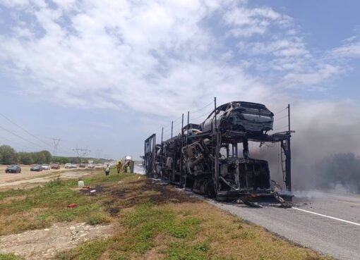 Incendio consume vehículos nuevos transportados en nodriza en Tamaulipas
