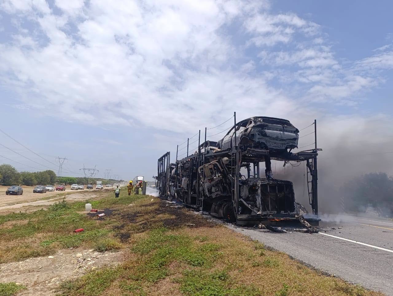 Incendio consume vehículos nuevos transportados en nodriza en Tamaulipas
