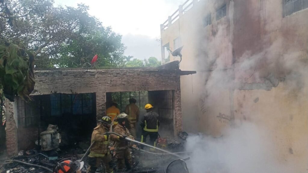 Incendio destruye vivienda de madera en Ciudad Madero