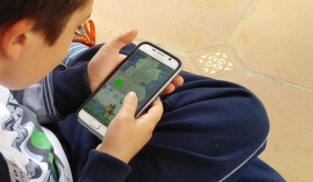 Padres reclaman quedar fuera de foros de la SEP sobre celulares