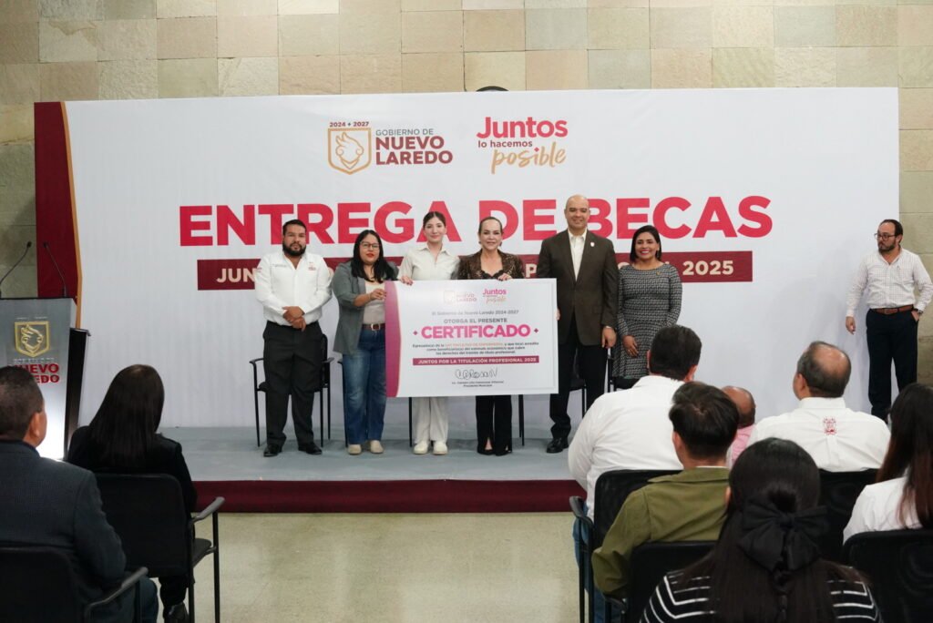 Carmen Lilia entrega cientos de becas de titulación