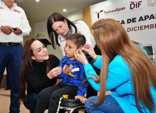 Carmen Lilia Canturosas facilita el acceso a aparatos auditivos gratuitos en Nuevo Laredo