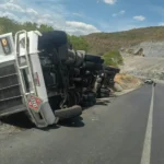 Vuelca pipa con gasolina y cierran la Rumbo Nuevo