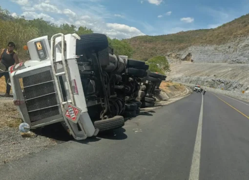 Vuelca pipa con gasolina y cierran la Rumbo Nuevo