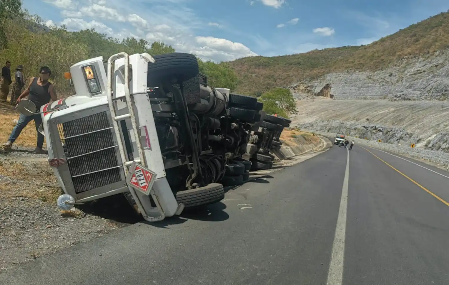 Vuelca pipa con gasolina y cierran la Rumbo Nuevo