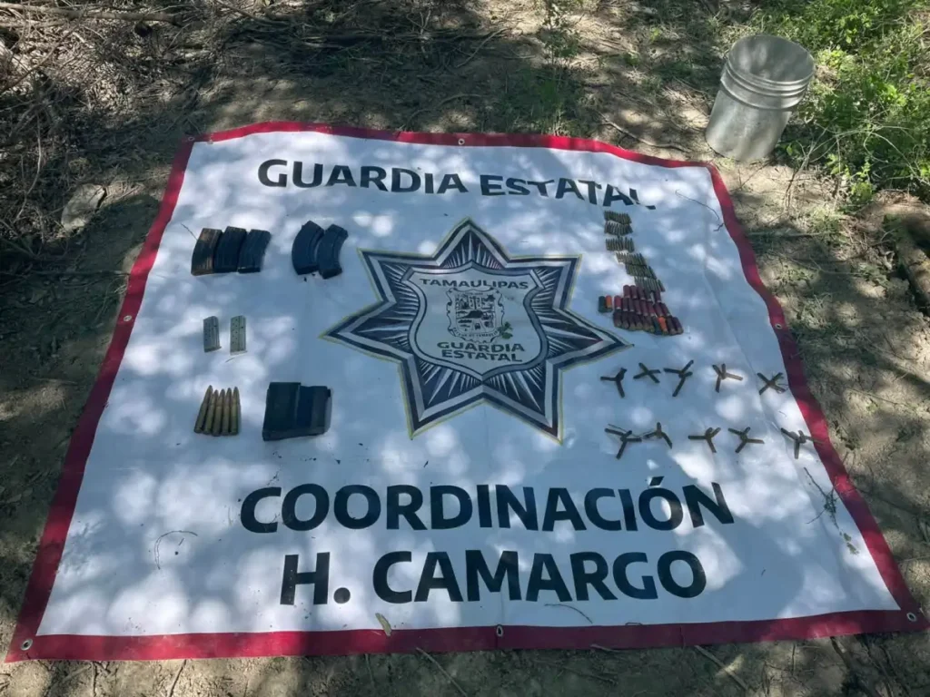 Aseguran vehículo con 101 ponchallantas y municiones en Camargo
