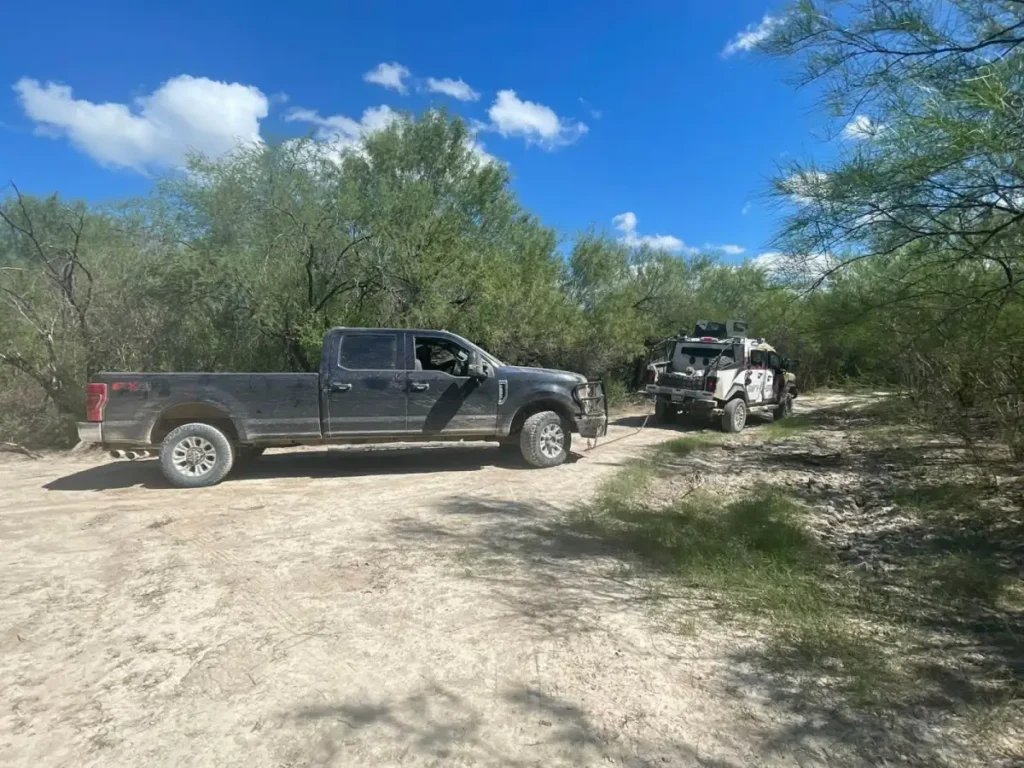 Aseguran vehículo con 101 ponchallantas y municiones en Camargo