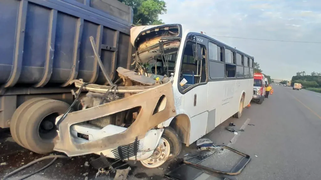 Choque de autobús con trabajadores en la carretera Tampico-Valles deja 20 lesionados en Tamos, Pánuco
